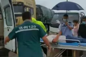 风雨中，驾驶员高速路上心脏病突发 高速公安及时救助化险为夷图片