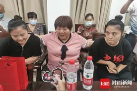 双胞胎女婴1个月大时被拐 33年后回家与父母团聚图片