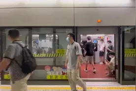 自带板凳乘客增多，上海地铁11号线增加不用小板凳播报频率图片