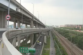 嘉闵高架沪松公路立交部分匝道封闭，公交全力保障市民正常出行图片