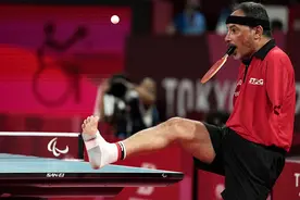 口咬球拍，用脚发球，东京残奥会唯一用嘴打乒乓的运动员是谁？图片