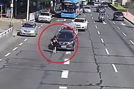 女子横穿马路散步式打电话致3车追尾，该不该担责？图片