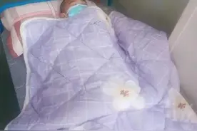 广州单亲爸爸病危，11岁儿子守在病房喂饭、洗澡、倒尿…他的懂事让人心疼…图片