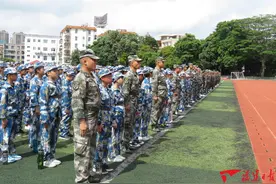 退役军人担教官 新生军训展风采图片