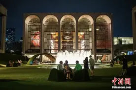 美国纽约林肯中心打造户外艺术空间图片