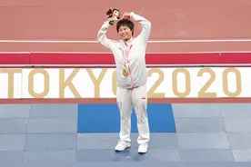 田径——女子200米T35级：周霞破世界纪录夺冠图片