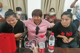 1个月大双胞胎女婴失踪33年后回家与父母团聚图片