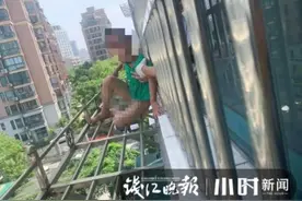孩子挂在5楼保笼外！就快掉下来了！奶奶急哭：我就去上了个厕所……图片