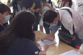 无臂男孩彭超到同济大学报到 目标继续读博图片