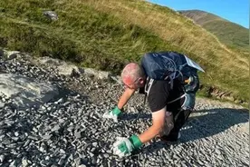 耗时13个小时！男子双腿截肢 用手爬上威尔士最高峰图片