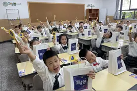 一年级新生变身“小小宇航员”登上神舟十二号“航天飞船”遨游知识太空图片