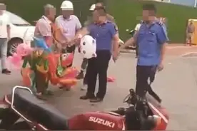 漳州：老人路口卖气球，遭粗暴执法？涉事执法人员已被停职图片