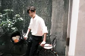 白宇白衬衫弄堂大片尽显烟火气息 骑老式自行车时代感拉满图片