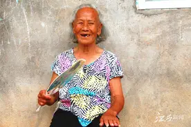 万年县俏皮孙女与86岁奶奶的抖音时光图片