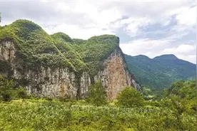 走在上山的路上图片