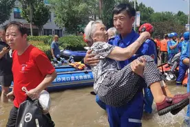 河南濮阳大学生志愿者防汛防疫过暑假图片