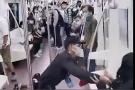 西安地铁保安拖拽女乘客致其衣不蔽体！称影响乘车秩序已报警图片