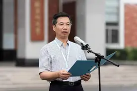 开学第一课•校长说｜镇江一中校长吴铁俊：梦想照亮现实 奋斗铸就辉煌图片