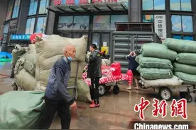 雨还在下，但郑州烟火味正归来图片