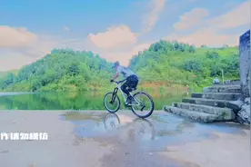 双脚能踩的地，就能骑过去！贵州小伙在高山溪谷间骑自行车如履平地图片