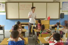 被圈粉了！广西小伙给爷爷奶奶补拍婚纱照成“网红”，如今走上三尺讲台当老师图片