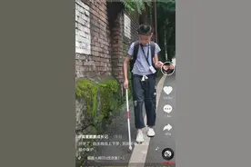 让失明儿子独自上学 自贡妈妈“放手的爱”感动网友 已获30万点赞图片