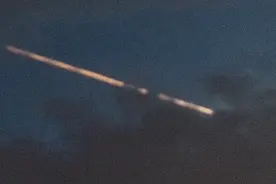 钢铁侠？奥特曼？昨晚内蒙天空中的“奇怪光线”是什么？高赞评论这样说图片