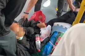 长春一男子乘公交拒投币并骂人，多名乘客合力将他拽下车图片