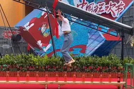 贵州姑娘21秒刷新“赤脚走啤酒瓶10米最快”吉尼斯世界纪录图片