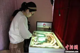 听障女画师邂逅沙画艺术 挥沙成画感知艺术魅力图片