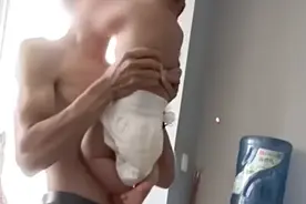 警方通报男子挤压幼儿肚子，几十秒的视频，让网友怒了图片