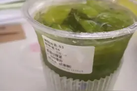 香菜终于对奶茶下手了，我先吐为敬图片