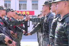 传承光荣，新老特战队员交接钢枪视频封面