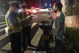 网购假牌还无证上路 因没戴头盔被查获图片