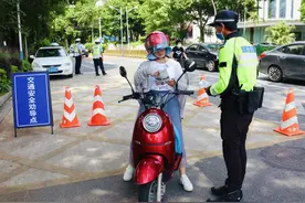 骑电动车不戴头盔、逆向行驶？顺德交警请你看“电影”图片