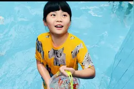 视频｜告别夏天的泳池 小区举办摸鱼派对图片