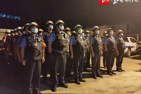 秣陵城管：重拳出击，集中整治夜市摊点图片