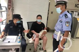 粗心爸妈弄丢2岁女孩 好心人充当临时妈妈把她哄睡着了图片