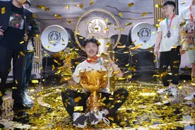 六夺FMVP之后 彭云飞说期待在电竞赛场上的下一个五年图片