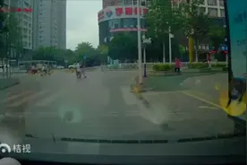 云南一女子过马路被两辆警用摩托车撞倒？官方回应：相关部门正在调查中图片