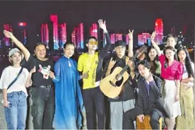 安徽女歌手边弹边唱《汉阳门花园》图片