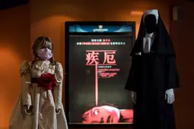 你敢吗？安娜贝尔和鬼修女陪看电影《致命感应》图片