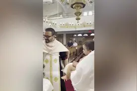 纽约7个月大男婴在洗礼时撒尿 网友笑称婴儿给牧师“施洗礼”图片