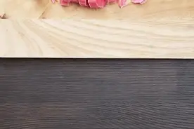 用剩的肥皂头这样放进衣柜，衣服再也不返潮！还能除异味图片