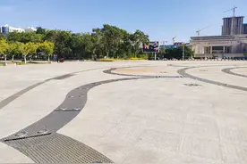 8岁男童被喷泉冲离地面摔伤，抢救11天不幸亡，孩子妈妈：希望喷泉广场加强管理，其他孩子免受伤害图片