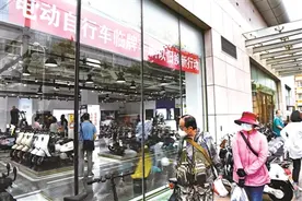 电动自行车扎堆上牌图片