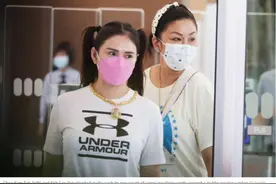 “和有钱人要好好说话，穷姑娘！”两新加坡女子因侮辱辅警遭处罚图片