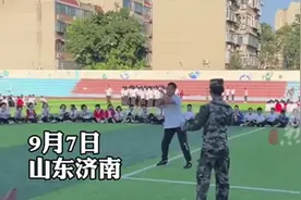 济南泉城中学军训现场 男生花式摇摆表演舞蹈引来同学们拍手叫好图片