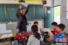 四川旺苍一残疾教师扎根大山44年：甘当上千名学生的“严父”“暧爸”图片