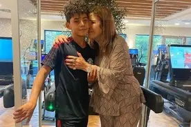 买一送一！迷你罗已经穿上曼联的训练服图片